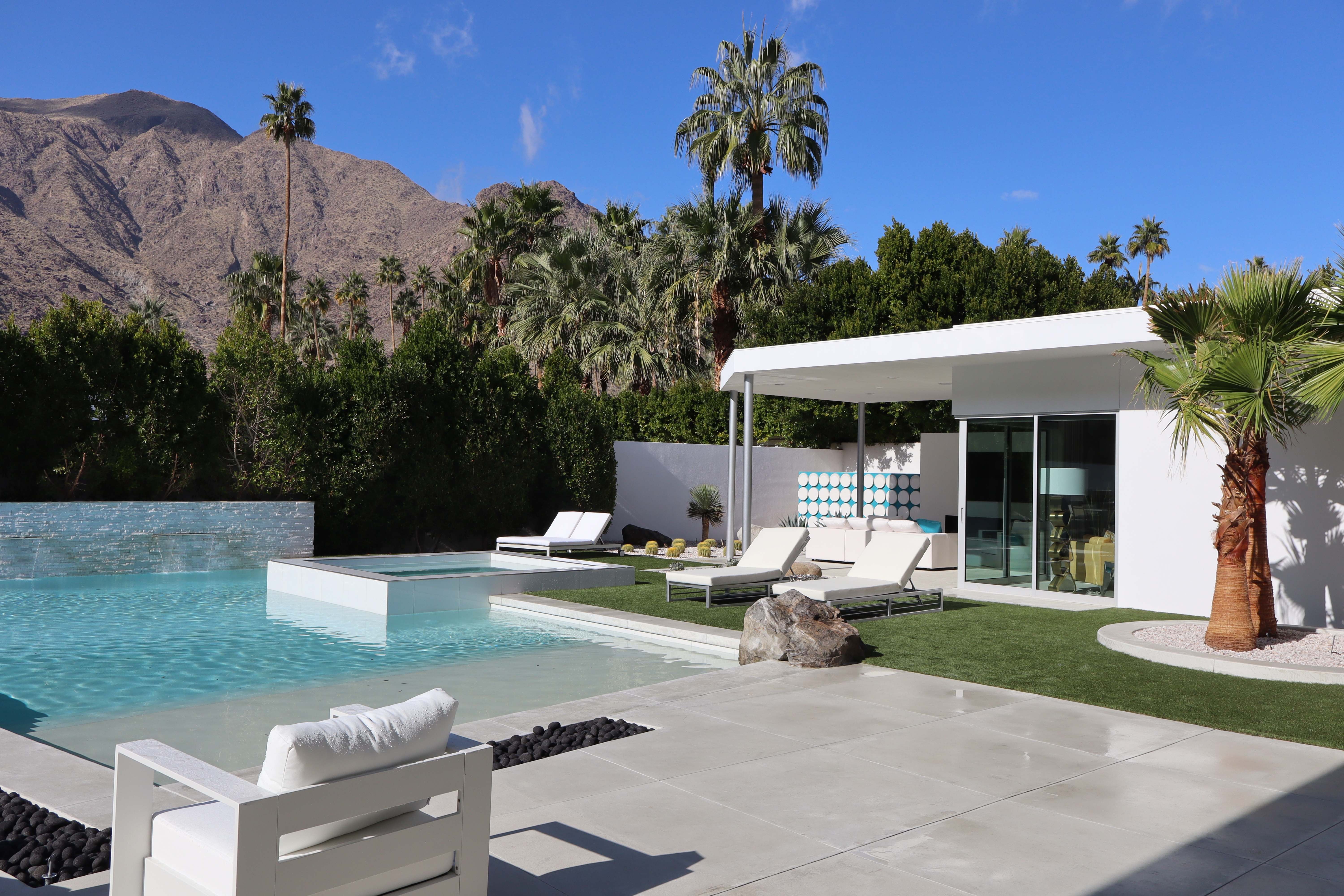 exterior of beautiful luxury home in palm springs